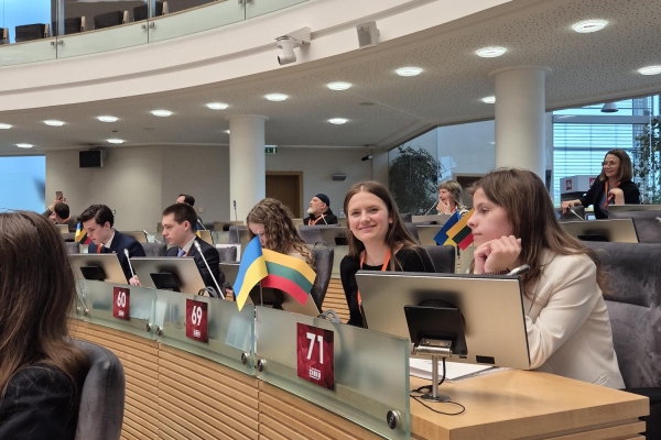IIIB kl.mokinė Gabrielė Ilgevičiūtė laimėjo kelionę į Europos parlamentą!!!
